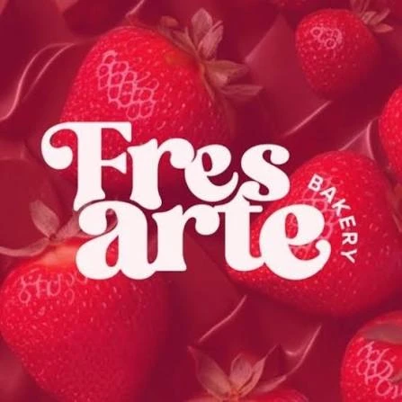 Identidad Fresarte Bakery sobre fresas rojas