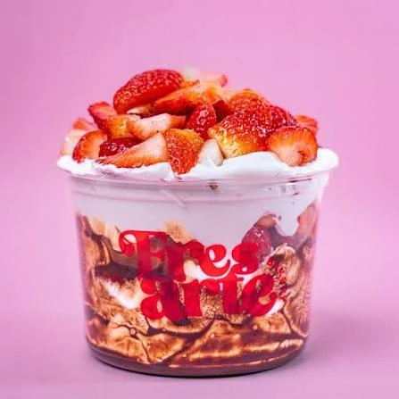Fresas con crema y chocolate en un vaso Fresarte