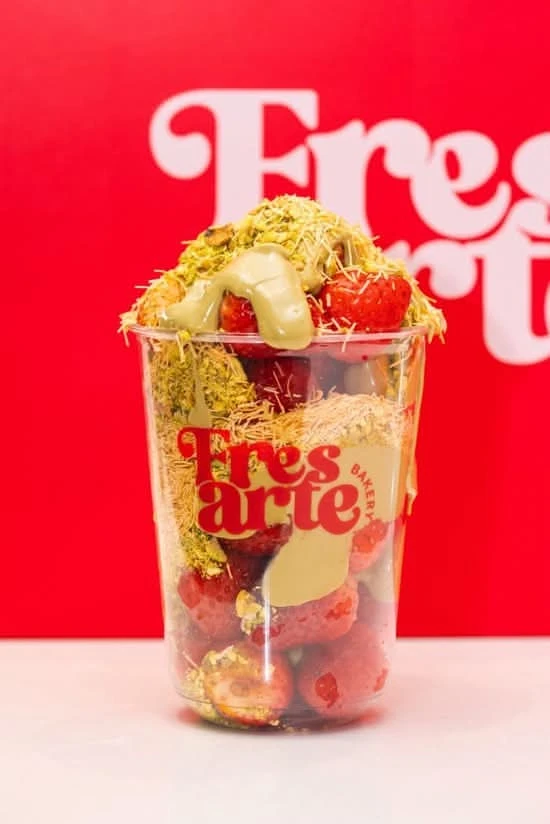 Vaso Fresarte con fresas, crema de pistacho y topping crujiente